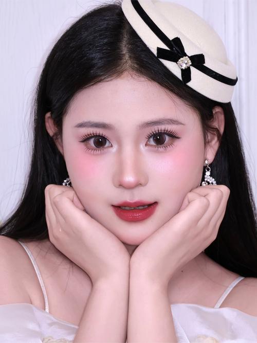 女生帶什么顏色的美瞳能招桃花