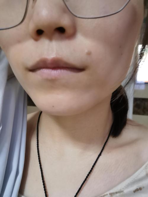 女人右嘴角上方有痣