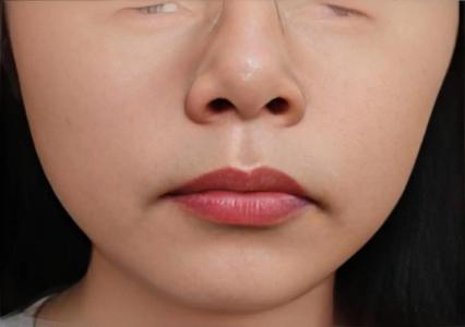 嘴角下垂的女人