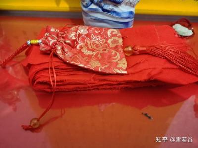 參加葬禮帶個(gè)紅色東西,參加葬禮帶什么辟邪