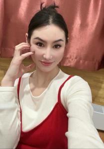 耳朵高于眉毛的女人