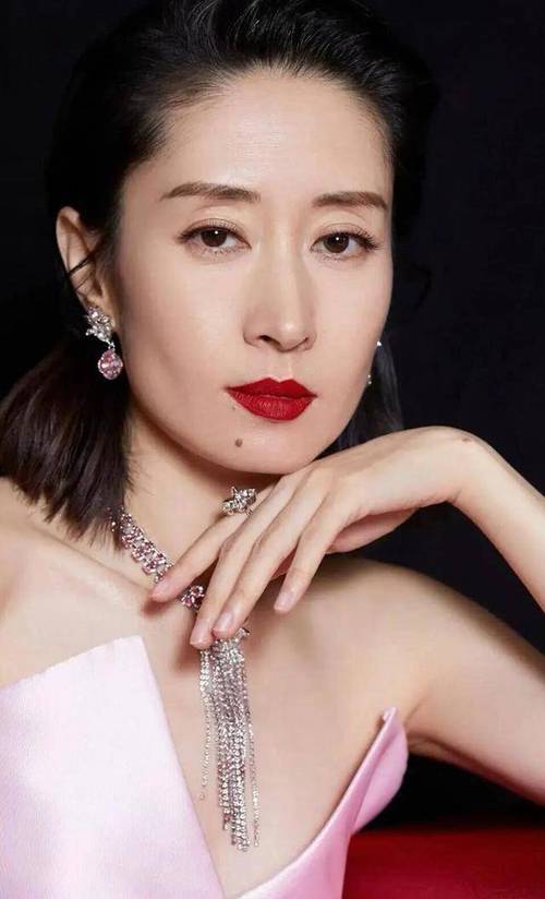 下巴上長了三顆痣意味著什么 下巴上部長痣有福運