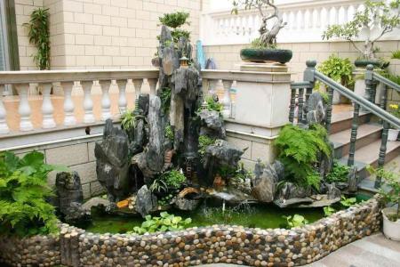 家中假山在魚池里面好還是在外面好 別墅假山魚池忌向北