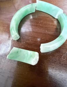 翡翠手鐲碎了怎么處理吉利,玉摔壞了還能戴嗎?是不是不吉祥?