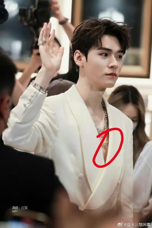 男人胸口前胸長痣代表什么 胸口有痣的男人好不好