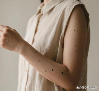 右手小臂有痣