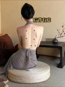 女人背上有痣